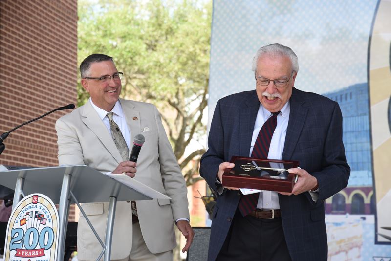 Gary Moses examines a key to the city in a box