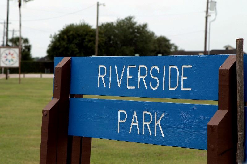 Riverside Park sign